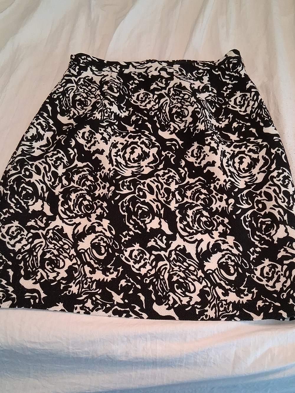 Aryn K Women's Size Small Black and White Floral Skirt. Office Fun, Versatile